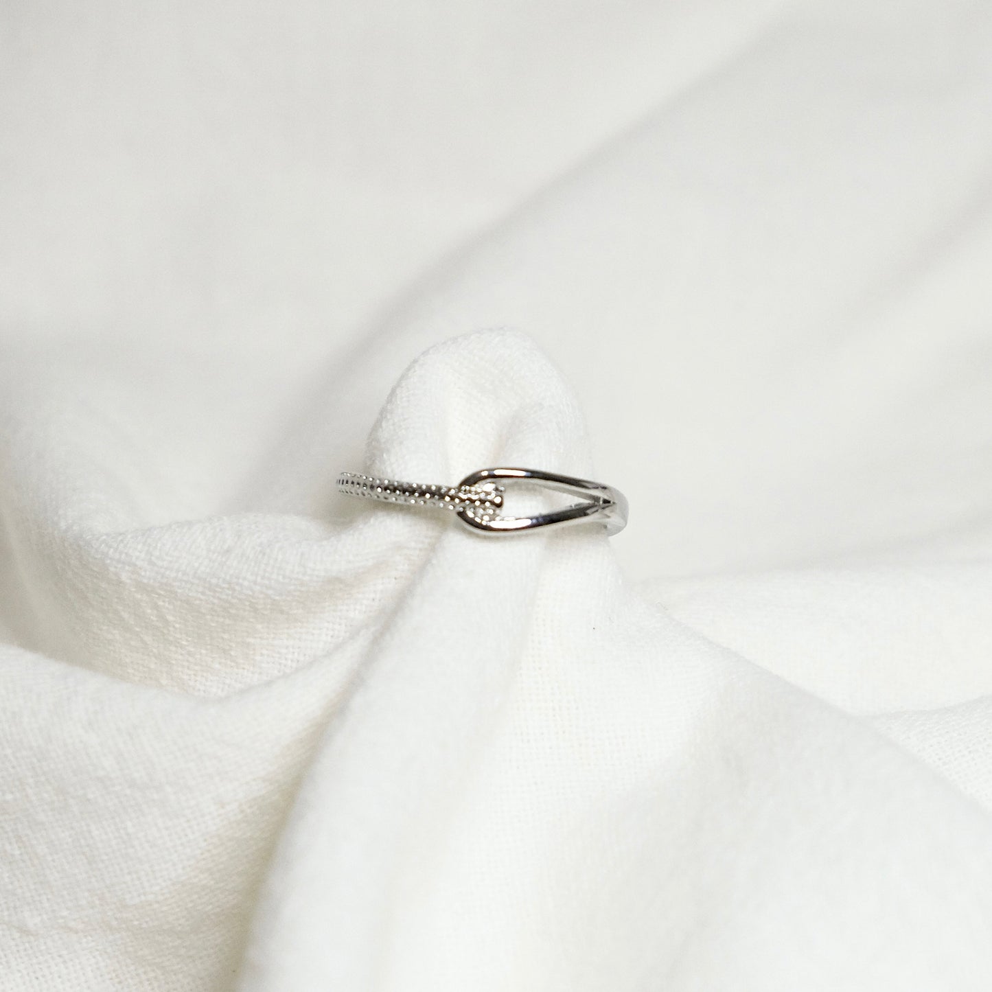 Clara Loop Ring